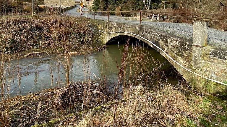 Um die historische Brücke über den Malbach nicht zu gefährden, wird für die Zufahrt zum Freizeitareal eine Behelfsbrücke für die Baustellenfahrzeuge gebaut.