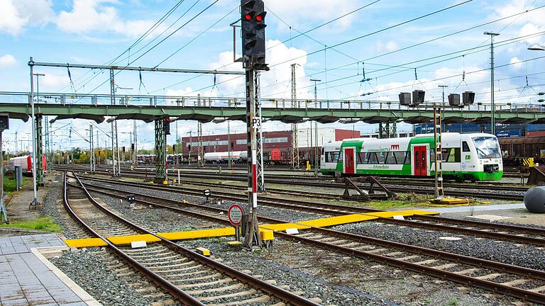Bei einer Sanierung des Fußgängerstegs zwischen Hauptbahnhof- und Ernst-Sachs-Straße braucht es ein abgestimmtes Konzept mit der Bahn, um die Sicherheit der Bauarbeiter zu gewährleisten. Bei einer Sanierung des Fußgängerstegs zwischen Hauptbahnhof- und Ernst-Sachs-Straße braucht es ein abgestimmtes Konzept mit der Bahn, um die Sicherheit der Bauarbeiter zu gewährleisten.
