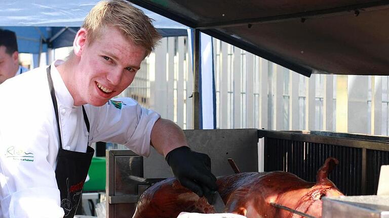 Mit seinem mobilen Spanferkel-Grill und einem selbst gebauten Steinofen kommt Marcus Beran auch zu privaten Feiern. Nach einigem Auf und Ab hat sich der 24-Jährige im Frühjahr erneut selbständig gemacht. Heute teilt er seine Erfahrungen bei der Gründer-Messe. Foto: privat - Mit seinem mobilen Spanferkel-Grill und einem selbst gebauten Steinofen kommt Marcus Beran auch zu privaten Feiern. Nach einigem Auf und Ab hat sich der 24-Jährige im Frühjahr erneut selbständig gemacht. Heute teilt er seine Erfahrungen bei der Gründer-Messe. Foto: privat Mit seinem mobilen Spanferkel-Grill und einem selbst gebauten Steinofen kommt Marcus Beran auch zu privaten Feiern. Nach einigem Auf und Ab hat sich der 24-Jährige im Frühjahr erneut selbständig gemacht. Heute teilt er seine Erfahrungen bei der Gründer-Messe. Foto: privat - Mit seinem mobilen Spanferkel-Grill und einem selbst gebauten Steinofen kommt Marcus Beran auch zu privaten Feiern. Nach einigem Auf und Ab hat sich der 24-Jährige im Frühjahr erneut selbständig gemacht. Heute teilt er seine Erfahrungen bei der Gründer-Messe. Foto: privat
