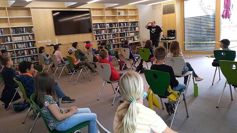 40 Juniordetektive wurden von Alexander Schrumpf in der Marktheidenfelder Stadtbibliothek ausgebildet.