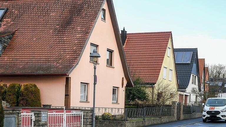 Sie bilden kein schützenswertes Ensemble, diese Häuser am Oberen Burgweg in Würzburg, so lautet die Bewertung des Landesamtes für Denkmalschutz in Bamberg. Die Bewohner fürchten weiter um ihre Eigenheime, deren von Freistaat gewährtes Erbbaurecht im September 2023 ausläuft.