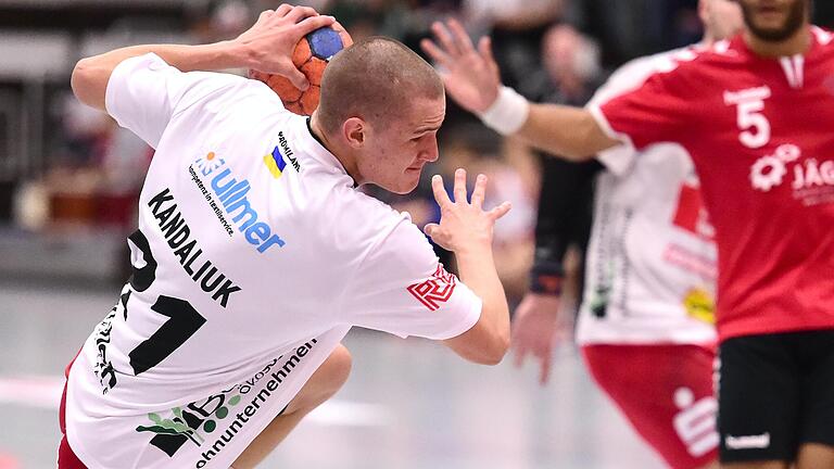 Er gehörte mit fünf Toren zu den auffälligsten Akteuren beim 35:31-Sieg des HSC Bad Neustadt gegen den TSV Roßtal: Arsenii Kandaliuk (am Ball). Er gehörte mit fünf Toren zu den auffälligsten Akteuren beim 35:31-Sieg des HSC Bad Neustadt gegen den TSV Roßtal: Arsenii Kandaliuk (am Ball).