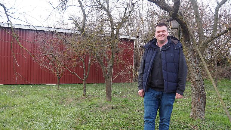 Manuel Keil auf einer alten Streuobstwiese neben seiner Lagerhalle unweit des ehemaligen Schlosses und Forstamts. Auch diese Fläche sollte nach dem Willen der Gemeinde Bauland werden. Der junge Nebenerwerbslandwirt ist erleichtert, dass die Gemeinde durch die Bürgerinitiative von ihren Plänen abließ.