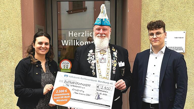 Bei der Scheckübergabe (von links): Ramona Rapps, Mitarbeiterin der VR-Bank Würzburg, Norbert Kronthaler, Sitzungspräsident und zweiter Vorsitzender der TSG und Luca Fröhling, Mitarbeiter der VR-Bank Würzburg.