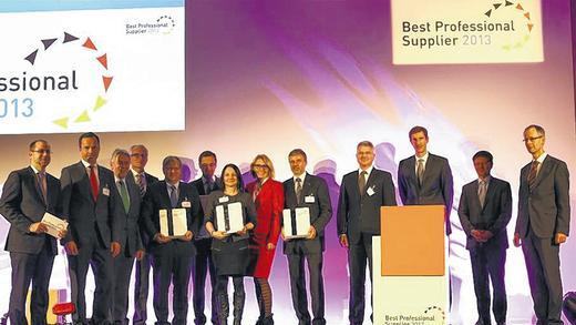 Das Mellrichstädter Unternehmen Lisi Automotive KKP ist &bdquo;Best Professional Supplier 2013&ldquo;. Werkleiter Roger Schweigert (Fünfter von links) bei der Preisverleihung in Frankfurt. Glückwünsche kamen unter anderem von Jochen Köckler, Vorstandsmitglied bei der Deutschen Messe AG (Zweiter von links), von Wolfgang Beisler, geschäftsführender Gesellschafter des Münchener Carl Hanser Verlags (rechts), die neben PwC als Initiatoren des Awards vertreten waren, sowie von Bernhard Heitzer, Staatssekretär im Bundeswirtschaftsministerium als Repräsentant der Schirmherrschaft (Dritter von links) und Rolf Scheffels, Vorstandsmitglied des Sponsors Deutsche Beteiligungs-AG (Dritter von rechts).