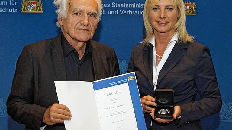 Prof. Dr.Lenz Meierott - Geehrt: Lenz Meierott (links) bekam die Umweltmedaille von Ulrike Scharf überreicht. Prof. Dr.Lenz Meierott - Geehrt: Lenz Meierott (links) bekam die Umweltmedaille von Ulrike Scharf überreicht.