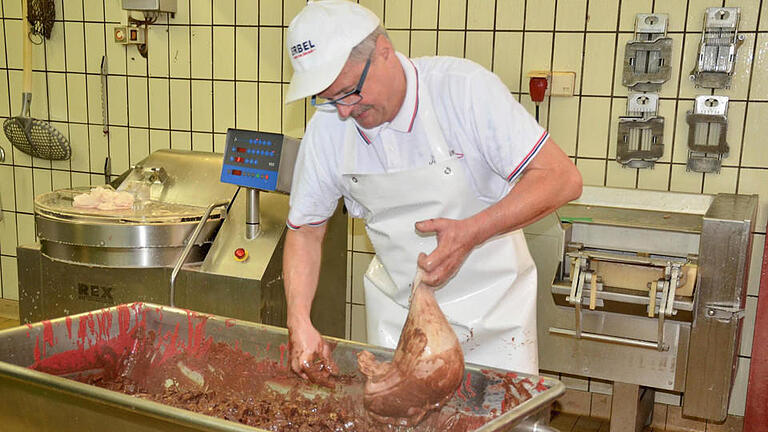 Die Masse für den Rotgelegten füllt Metzgermeister Raymund Kirchner per Hand in zuvor mehrfach gereinigte Schweinemägen ab. Foto: Kathrin Kupka-Hahn - Die Masse für den Rotgelegten füllt Metzgermeister Raymund Kirchner per Hand in zuvor mehrfach gereinigte Schweinemägen ab. Foto: Kathrin Kupka-Hahn Die Masse für den Rotgelegten füllt Metzgermeister Raymund Kirchner per Hand in zuvor mehrfach gereinigte Schweinemägen ab. Foto: Kathrin Kupka-Hahn - Die Masse für den Rotgelegten füllt Metzgermeister Raymund Kirchner per Hand in zuvor mehrfach gereinigte Schweinemägen ab. Foto: Kathrin Kupka-Hahn