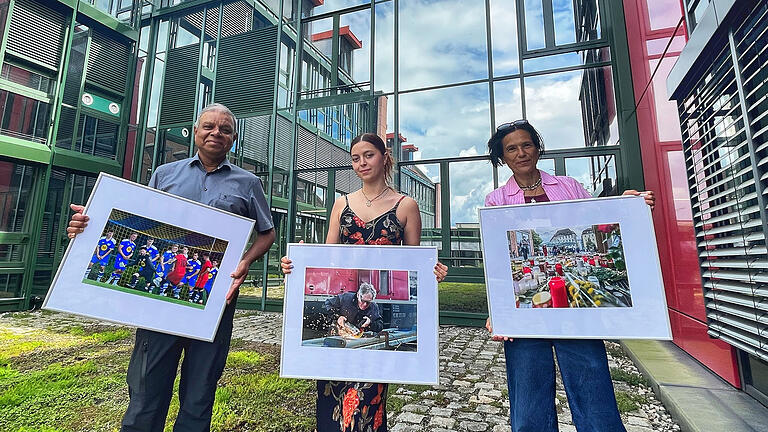 Der Preisträger und die beiden Preisträgerinnen von der Main-Post (von links) Anand Anders, Ivana Biscan und Patty Varasano im Innenhof des Bezirks Unterfranken.