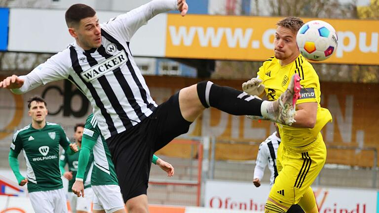 Hatte einige knifflige Aufgaben zu lösen: FC-05-Torwart Lukas Wenzel (rechts) wird in dieser Szene alleingelassen mit Burghausens Stürmer Andrija Bosnjak.