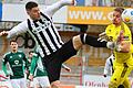 Hatte einige knifflige Aufgaben zu lösen: FC-05-Torwart Lukas Wenzel (rechts) wird in dieser Szene alleingelassen mit Burghausens Stürmer Andrija Bosnjak.