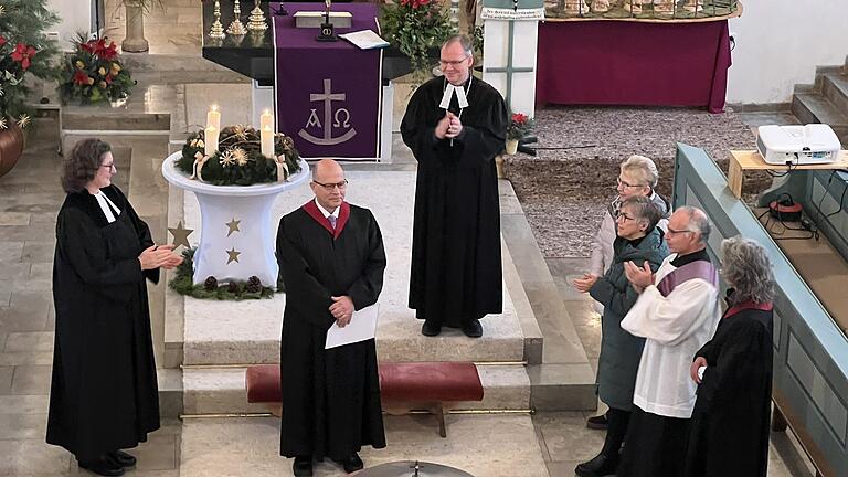 Beauftragungsgottesdienst in der Geröder Pfarrkirche mit Martin Hentschel (Mitte), dahinter Dekan Till Roth und links Pfarrerin Regina Schenk.       -  Beauftragungsgottesdienst in der Geröder Pfarrkirche mit Martin Hentschel (Mitte), dahinter Dekan Till Roth und links Pfarrerin Regina Schenk.