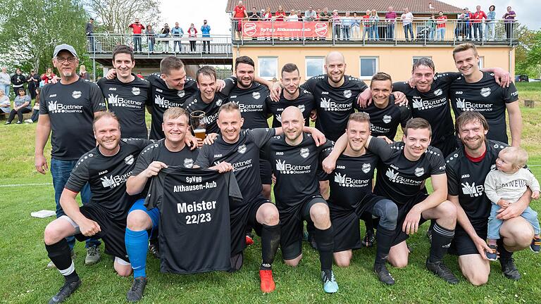 Durch einen 6:1-Erfolg gegen den FC WMP Lauertal III sicherte sich die SpVgg Althausen-Aub zwei Spieltage vor Saisonende vorzeitig die Meisterschaft in der B-Klasse Rhön 2 und kehrt nach dem Abstieg im Vorjahr auf Anhieb in die A-Klasse zurück. Zum Meisterteam gehören: Co-Trainer Richard Ruck (hinten von links), Jan Schneider, Klaus Bauer, Spielertrainer Kilian Kuhn, Lukas Seufert, Johannes Arrighy, Julian Schneidawind, Johannes Freibott, Timo Zeitz und Julian Kuhn sowie Stefan Düring (vorne von links), Lukas Wasser, Philipp Ruck, Maximilian Kuhn, Florian Lorenz, Fabian Stangier und Simon Beer.