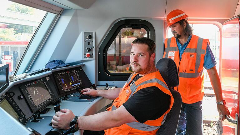 Frank Liebich (rechts) schaute als Fahrtrainer bei DB Cargo während der Ausbildung immer über Philipp Wielands Schulter.