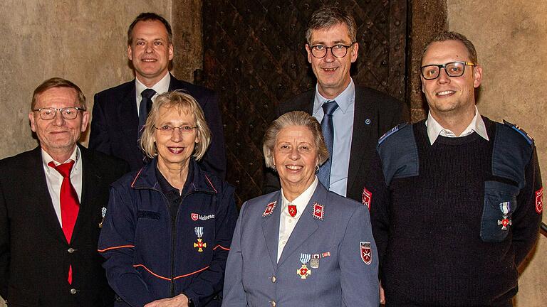 Vorbildliche Karrieren im Ehrenamt: Reinhold Weißenseel, Florian Leberfinger, Barbara Hilpert, Gertrud Haimann, Oberbürgermeister Schuchardt und Andreas Gerhard bei der Ehrung im Wenzelsaal (von links).