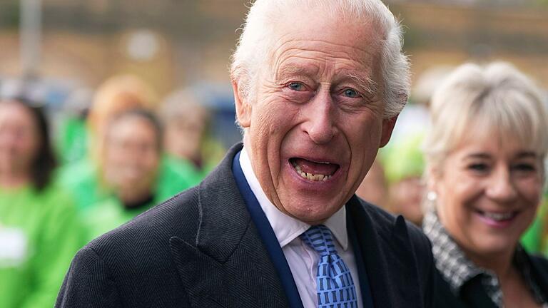 76. Geburtstag von König Charles III.       -  Mit einem breiten Lächeln traf König Charles bei dem Verteilzentrum für überschüssige Lebensmittel ein.