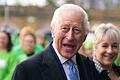 76. Geburtstag von König Charles III.       -  Mit einem breiten Lächeln traf König Charles bei dem Verteilzentrum für überschüssige Lebensmittel ein.