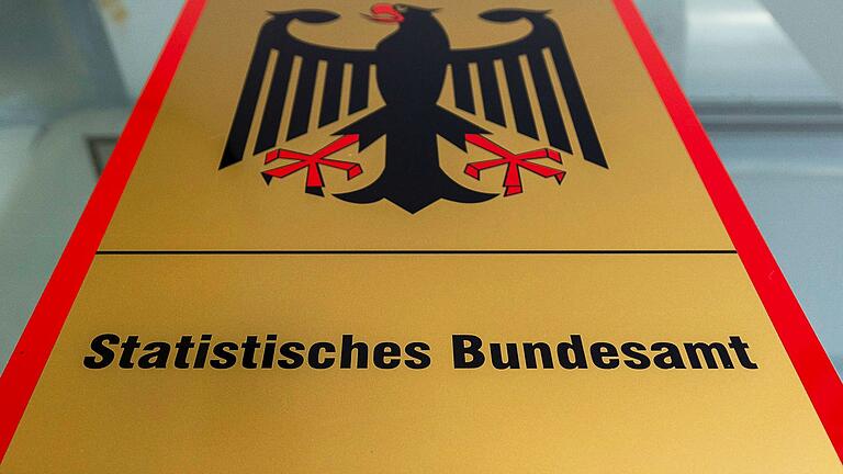 Statistisches Bundesamt       -  Menschen mit Einwanderungsgeschichte sind laut Zahlen des Statistischen Bundesamtes im öffentlichen Dienst in Deutschland unterrepräsentiert. (Archivbild)