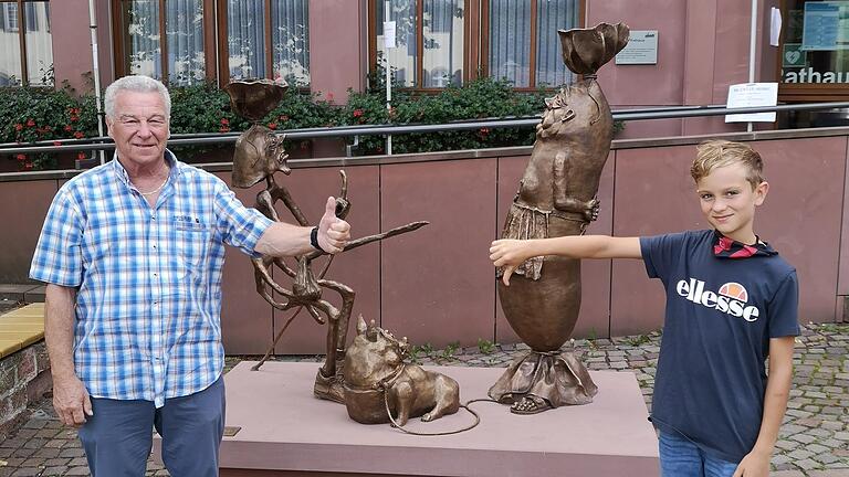 Geschmacksache: Das neue Kunstwerk vor dem Lohrer Rathaus gefällt nicht jedem.