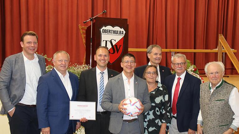 75 Jahre TSV Oberthulba: (von links) Martin Wende, Landrat Thomas Bold, Bürgermeister Mario Götz, Vorsitzender Matthias Hüttl, 3. Bürgermeisterin Margot Schottdorf, Frank Mersdorf, Gotthard Schlereth und Gerhard Adam - 75 Jahre TSV Oberthulba: (von links) Martin Wende, Landrat Thomas Bold, Bürgermeister Mario Götz, Vorsitzender Matthias Hüttl, 3. Bürgermeisterin Margot Schottdorf, Frank Mersdorf, Gotthard Schlereth und Gerhard Adam 75 Jahre TSV Oberthulba: (von links) Martin Wende, Landrat Thomas Bold, Bürgermeister Mario Götz, Vorsitzender Matthias Hüttl, 3. Bürgermeisterin Margot Schottdorf, Frank Mersdorf, Gotthard Schlereth und Gerhard Adam - 75 Jahre TSV Oberthulba: (von links) Martin Wende, Landrat Thomas Bold, Bürgermeister Mario Götz, Vorsitzender Matthias Hüttl, 3. Bürgermeisterin Margot Schottdorf, Frank Mersdorf, Gotthard Schlereth und Gerhard Adam