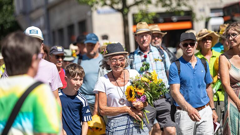 Mit bunten Blumensträußen wurden die Heimkehrer der Kreuzbergwallfahrt in der Semmelstraße in Würzburg begrüßt. Mit bunten Blumensträußen wurden die Heimkehrer der Kreuzbergwallfahrt in der Semmelstraße in Würzburg begrüßt.