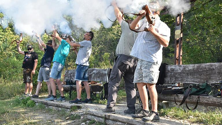 Synchroner geht nicht: Die Hemmerischiesser in Lengfurt zelebrieren zuverlässig den ersten Sonntag des Monats mit dem Salut der Handböller am Gipfelkreuz am Lengfurter Hemmerich.