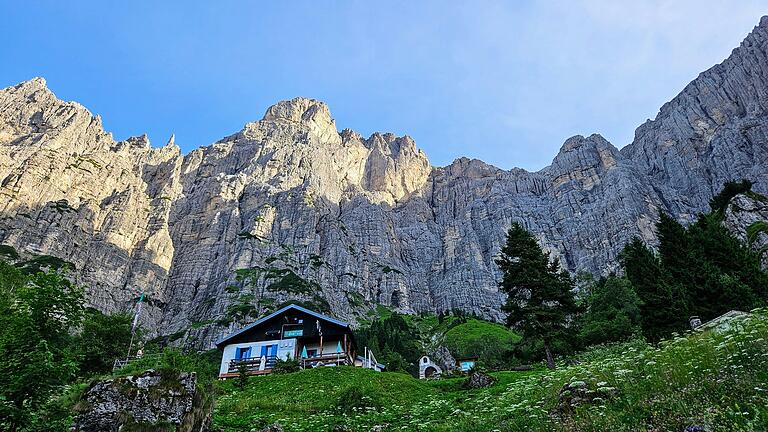Direkt unter der Felswand liegt das Rifugio 7° Alpini. Das junge Ehepaar, das die Hütte bewirtschaftet, klettert selbst in jeder freien Minute. Direkt unter der Felswand liegt das Rifugio 7° Alpini. Das junge Ehepaar, das die Hütte bewirtschaftet, klettert selbst in jeder freien Minute.