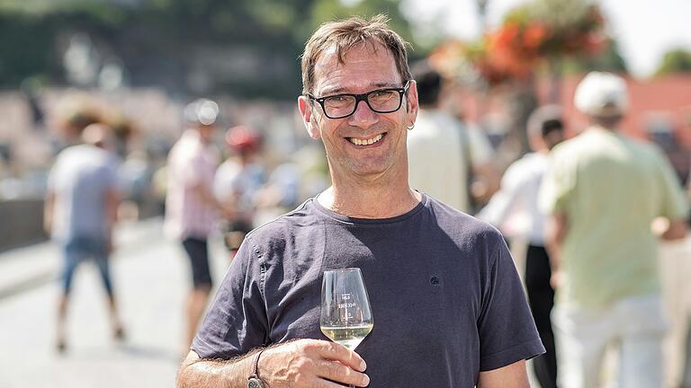 Michael Herbst ist gern auf der Alten Mainbrücke in Würzburg und genießt den Brückenschoppen.