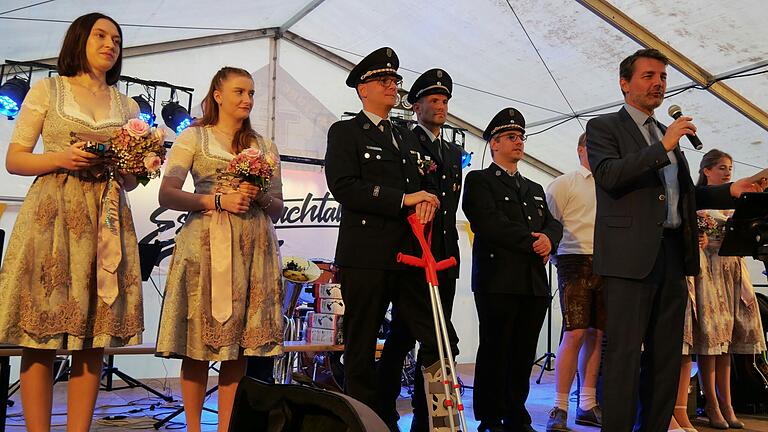 Bürgermeister Bernd Schraud (rechts) beglückwünschte die Hausener Feuerwehr zu ihrem 140-jährigen Jubiläum.