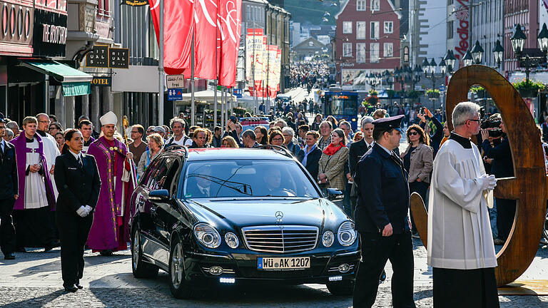 Der Wagen mit dem Sarg von Bischof Scheele trifft am Freitagabend vor dem Dom ein. Der Wagen mit dem Sarg von Bischof Scheele trifft am Freitagabend vor dem Dom ein.