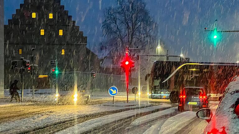 Schnee und Eis brachten auch in Schweinfurt am Morgen des 18. Januar im Berufsverkehr Behinderungen.