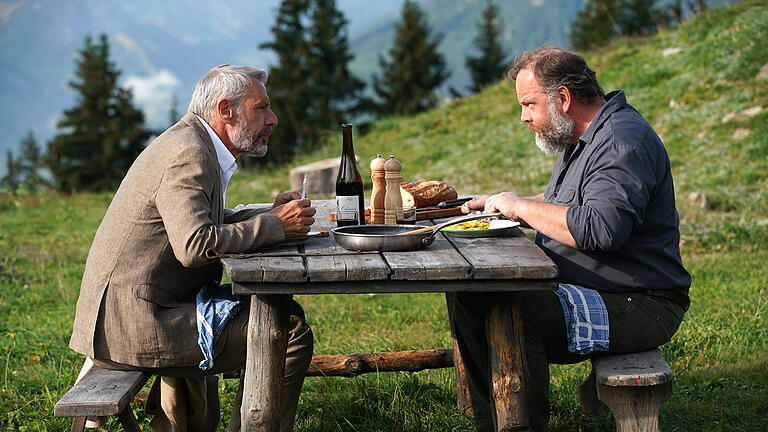 Kinostart - 'Die einfachen Dinge'.jpeg       -  Greory Gadebois (rechts) als Pierre und Lambert Wilson als Vincent in dem Film 'Die einfachen Dinge' von Éric Besnard.