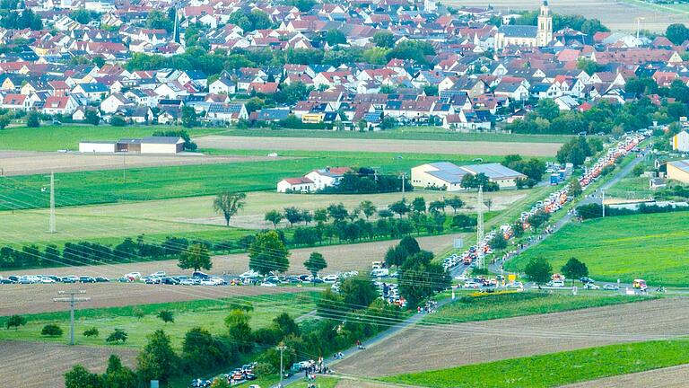 Staus und stockenden Verkehr gab es nach der Sprengung der Kühltürme des AKW Grafenrheinfeld. Im Bild die B26 bei Bergrheinfeld.&nbsp;