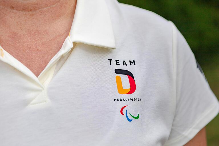 Der Aufdruck auf dem Poloshirt weist Silke Lang als Teil des Team D bei den Paralympics in Paris aus. Der Aufdruck auf dem Poloshirt weist Silke Lang als Teil des Team D bei den Paralympics in Paris aus.
