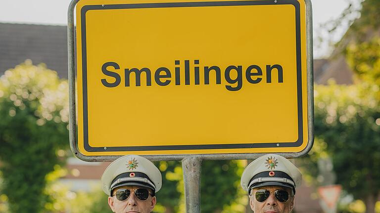 Sketch-Comedy &bdquo;Smeilingen - Ein Dorf wie Du und Ich&rdquo;       -  In dem fiktiven Ort &bdquo;Smeilingen&rdquo; sind einige schrullige Figuren anzutreffen - unter diese zwei Polizisten.