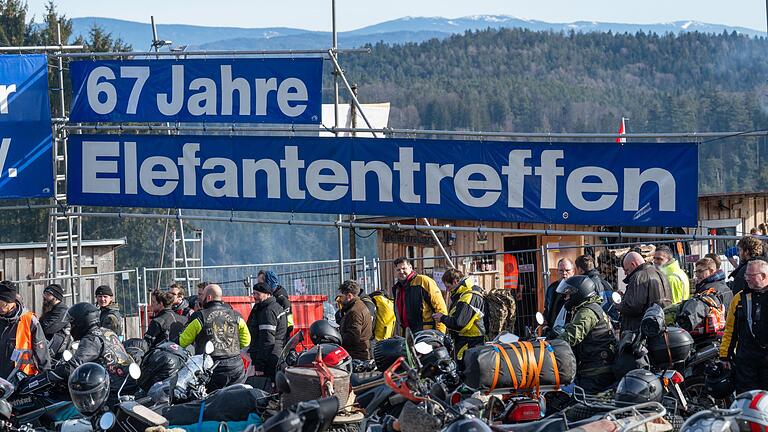 Elefantentreffen der Motorradfahrer im Bayerischen Wald - Mehr als 4000 Biker kamen am Wochenende zum „Elefantentreffen” im Bayerischen Wald zusammen. Elefantentreffen der Motorradfahrer im Bayerischen Wald - Mehr als 4000 Biker kamen am Wochenende zum „Elefantentreffen” im Bayerischen Wald zusammen.