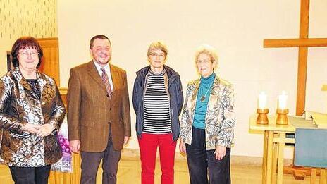 Was lange währt, ist endlich ein Gut mit Kirchensaal: Clarissa Hannig, Pfarrer Christian Freiherr von Rotenhan,  Pfarrerin Cordula Zellfelder und Gudrun Dimigen (von links) feierten den Abschluss der Kirchenbau-Finanzierung am Deutschhof durch den Förderkreis.