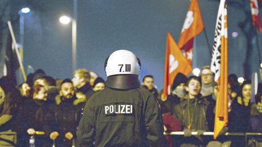 Großeinsatz: Rund 4000 Polizisten sollen am heutigen Mittwoch bei der Legida-Demonstration in Leipzig im Einsatz sein. Das Foto entstand am Montag in Duisburg.