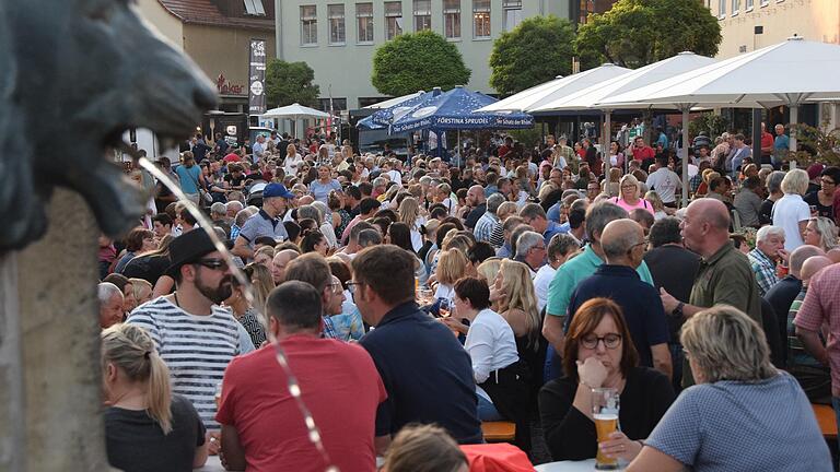 Das oftmals von tausenden Besuchern genossene gesellige Miteinander bei den Donnerstagskonzerten auf dem Marktplatz, wie auf unserem Foto aus dem Jahr 2019, wird es auch diesen Sommer noch nicht wieder geben.