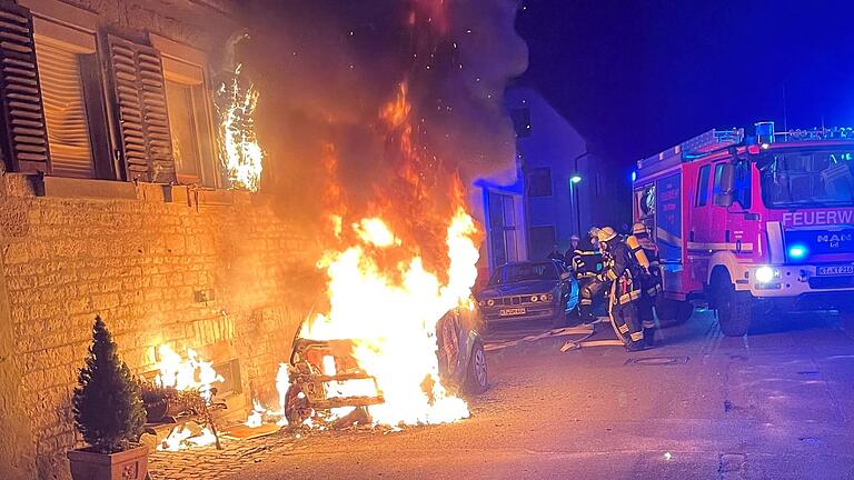 Das Auto des Kitzinger Bayernpartei-Stadtrats Uwe Hartmann steht direkt vor seinem Anwesen in Flammen. Ein Anschlag, wie sich nach der Nacht des 4. Februars herausstellt.