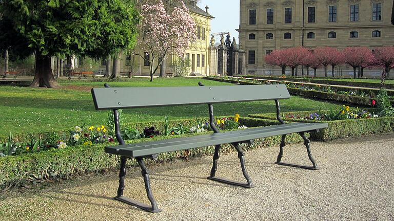 Acht neue Bänke nach historischem Vorbild für den Hofgarten Würzburg nachgebaut.