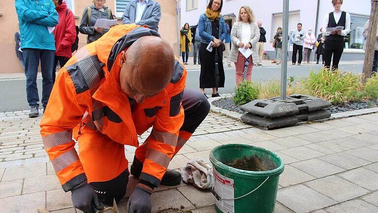 Heiko Hörnis vom städtischen Bauhof übernimmt die Verlegung der Stolpersteine. Foto: Julia Raab       -  Heiko Hörnis vom städtischen Bauhof übernimmt die Verlegung der Stolpersteine. Foto: Julia Raab