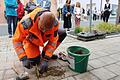 Heiko Hörnis vom städtischen Bauhof übernimmt die Verlegung der Stolpersteine. Foto: Julia Raab       -  Heiko Hörnis vom städtischen Bauhof übernimmt die Verlegung der Stolpersteine. Foto: Julia Raab