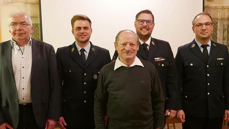 Herbert Werner (Mitte) aus Unterspiesheim wurde an der Jahreshauptversammlung der Freiwilligen Feuerwehr Unterspiesheim für seine 60-jährige Mitgliedschaft mit einer Urkunde und einem Präsent geehrt. Dazu gratulierten Gerd Endres, Julian Kiesel, Alexander Bönig und Michael Kirchner.