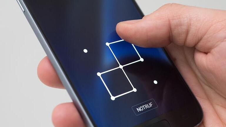 Wer sein Android-Smartphone mit einem Muster als Displaysperre schützt, sollte die Anzeige der Linien ausblenden - denn sonst könnten sich Dritte das Muster leicht merken. Foto: Andrea Warnecke/dpa-tmn       -  Das Android-Smartphone sperren: Mit einem Muster, Zahlencode, Passwort oder durch Gesichtserkennung?