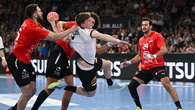 Im November bestritt Nils Lichtlein (Mitte) gegen Ägypten seine ersten beiden Länderspiele für die Handball-A-Nationalmannschaft. Jetzt wurde er in den Kader für die Heim-EM im Januar berufen.