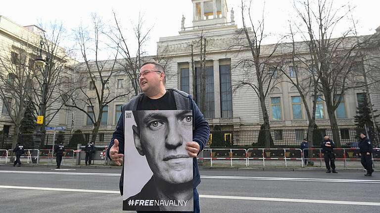 Nach dem Tod von Nawalny - Reaktion Berlin.jpeg       -  Ein Aktivist steht mit einem Plakat des russischen Aktivisten Alexej Nawalny vor der russichen Botschaft in Berlin. Nach Angaben der Justiz in seiner sibirischen Strafkolonie ist Nawalny am Freitag im Alter von 47 Jahren gestorben.