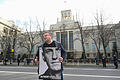 Nach dem Tod von Nawalny - Reaktion Berlin.jpeg       -  Ein Aktivist steht mit einem Plakat des russischen Aktivisten Alexej Nawalny vor der russichen Botschaft in Berlin. Nach Angaben der Justiz in seiner sibirischen Strafkolonie ist Nawalny am Freitag im Alter von 47 Jahren gestorben.