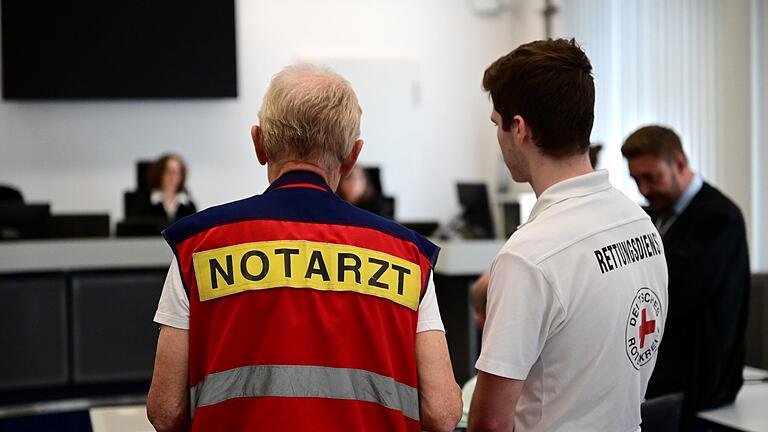 Ein Notarzt und ein Rettungssanitäter kümmerten sich am Freitag am Landgericht Bamberg um den herzkranken Angeklagten.