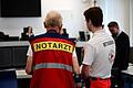 Ein Notarzt und ein Rettungssanitäter kümmerten sich am Freitag am Landgericht Bamberg um den herzkranken Angeklagten.