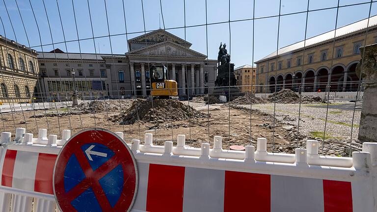 Umgestaltung des Max-Joseph-Platz       -  Bislang war der Platz vor der Bayerischen Staatsoper eine Asphaltwüste. Im Zuge von Bauarbeiten soll die Fläche begrünt werden und zum Verweilen einladen.